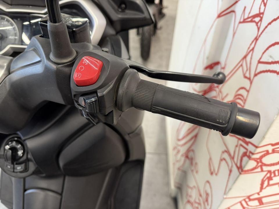 YAMAHA XMAX 125 4