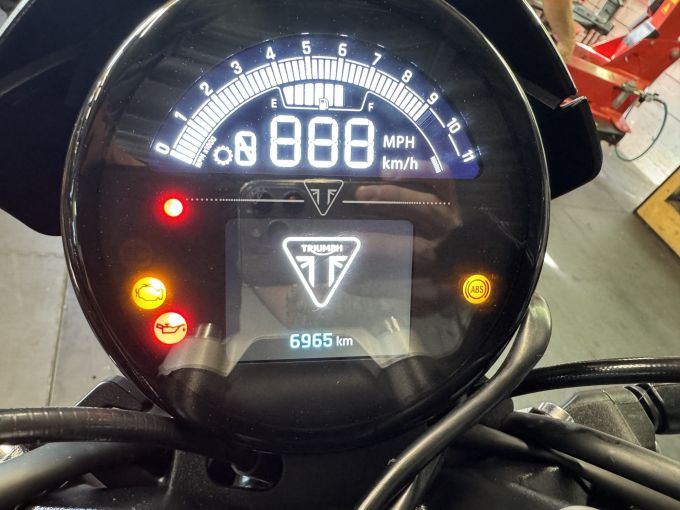 TRIUMPH TRIDENT 660 4