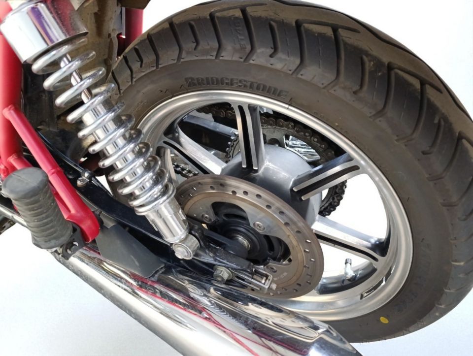 TRIUMPH BONNEVILLE 865 SE 4