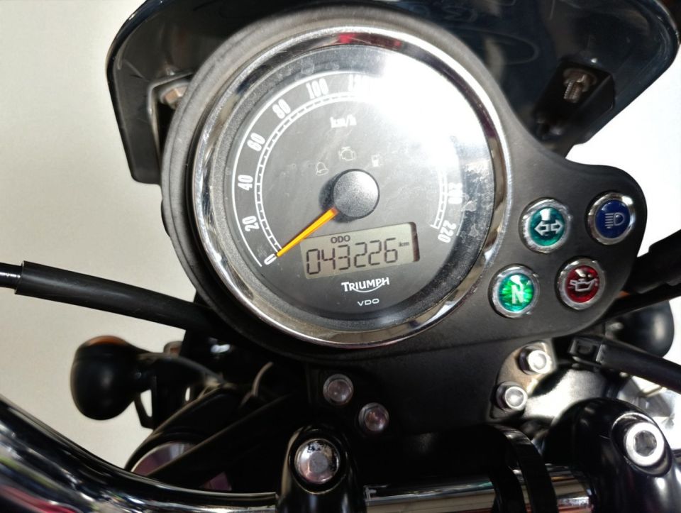 TRIUMPH BONNEVILLE 865 SE 4