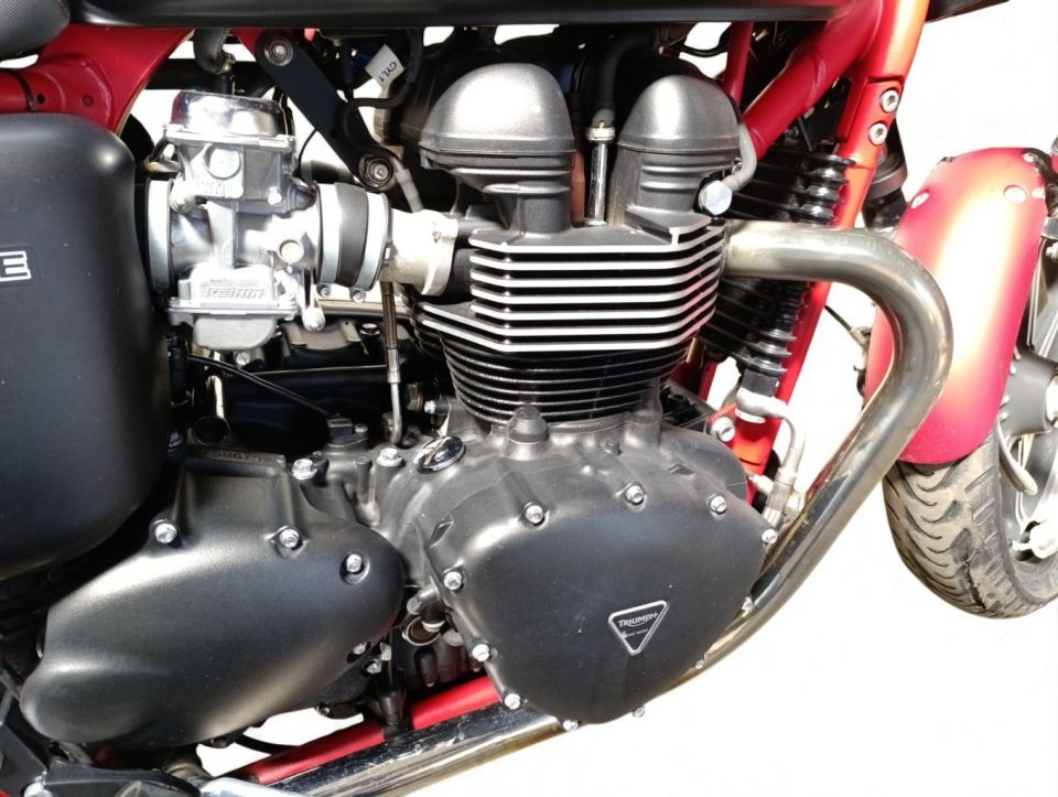 TRIUMPH BONNEVILLE 865 SE 4