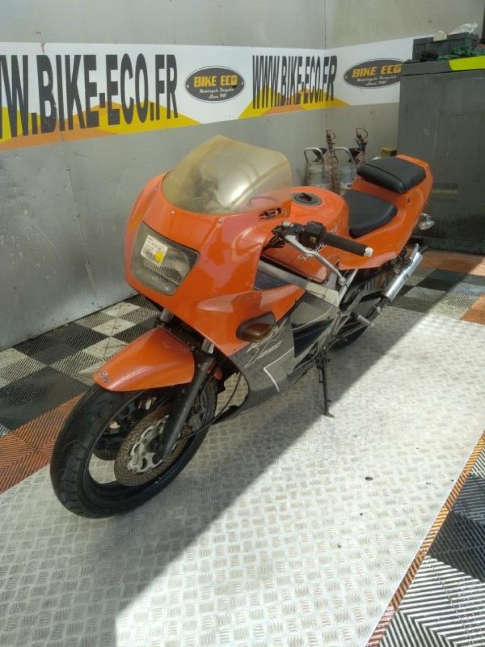 SUZUKI RGV 4