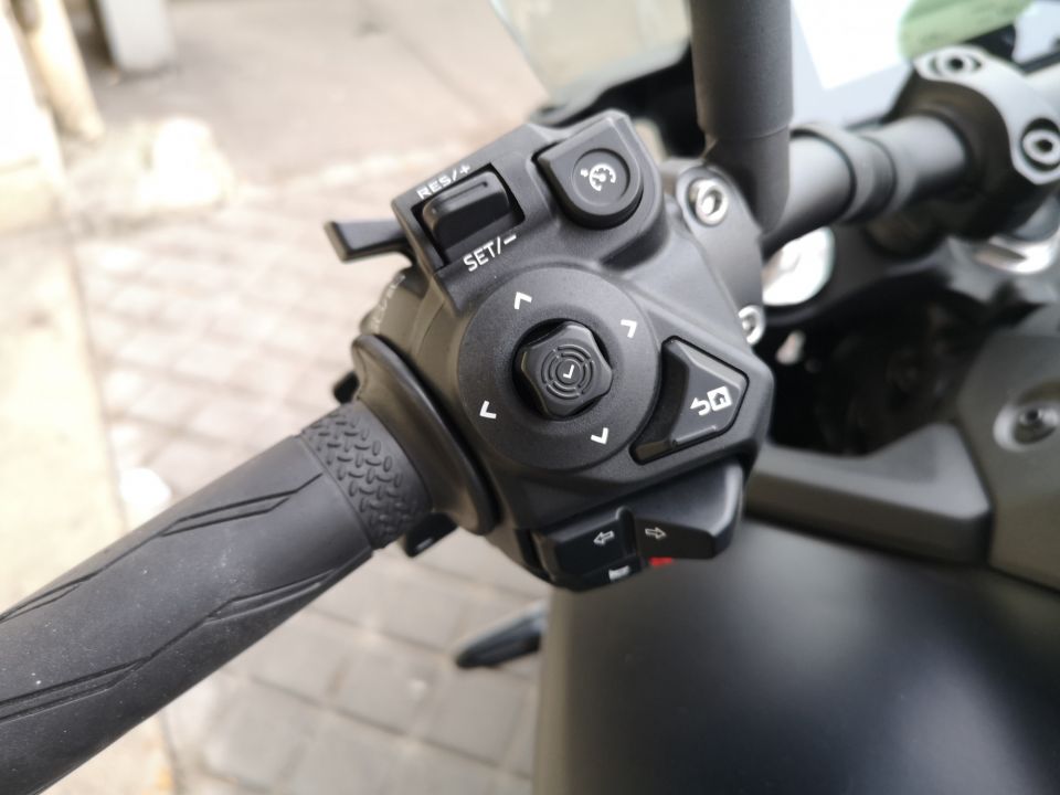 YAMAHA MT-09  Y-AMT 4