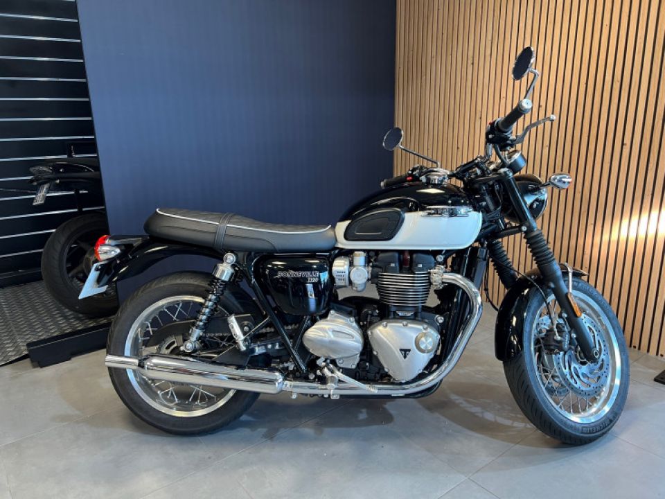 TRIUMPH T120 1200 4