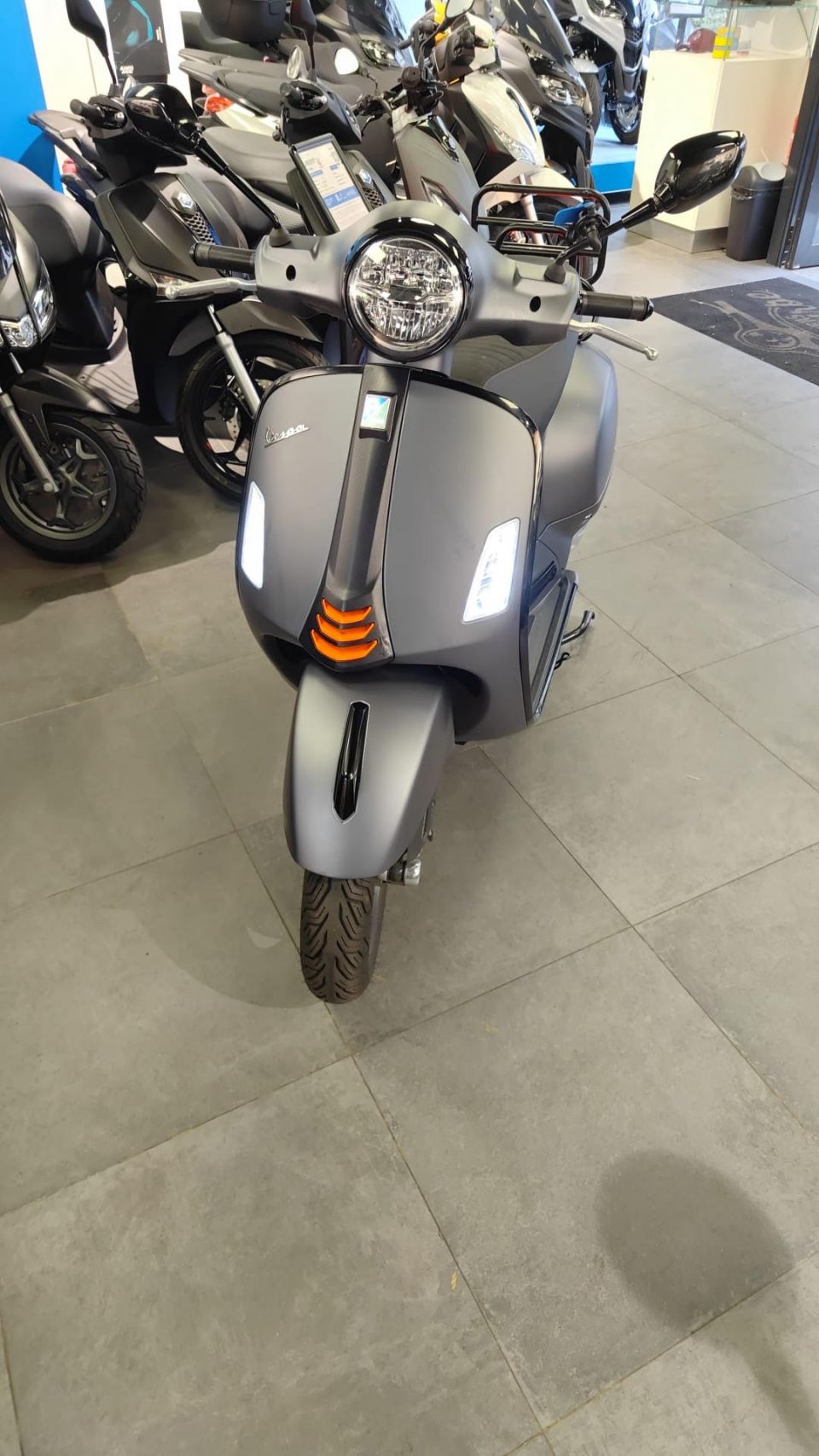 VESPA GTS SUPER SPORT 4