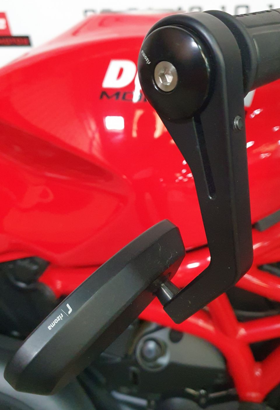 DUCATI MONSTER 821 4