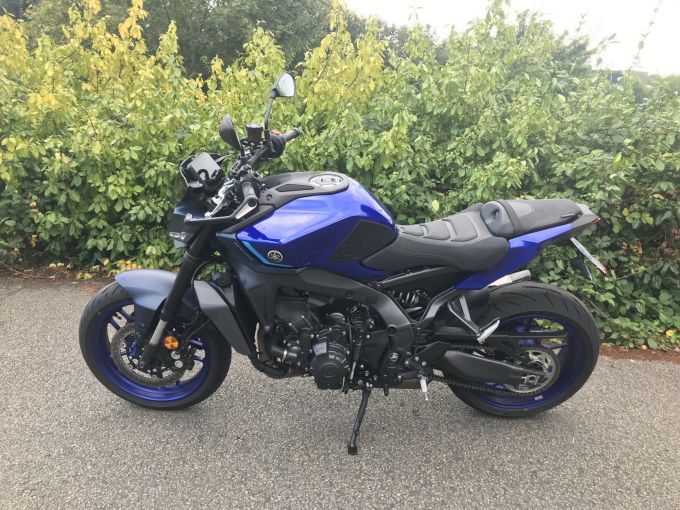 YAMAHA MT-09 4