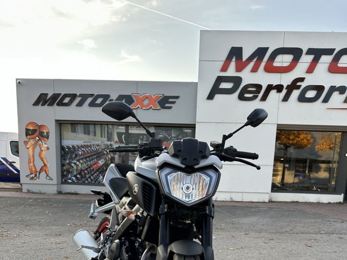 YAMAHA MT-125 4