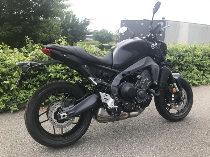 YAMAHA MT-09 4