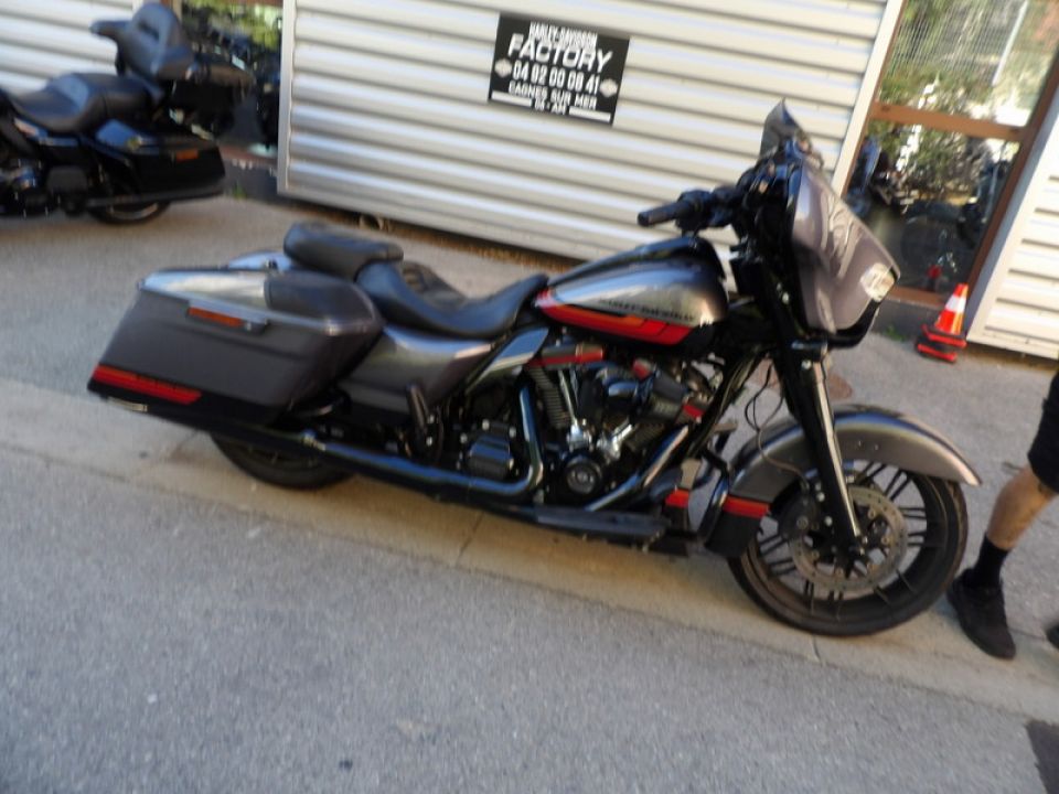 HARLEY-DAVIDSON TOURING STREET GLIDE 1923 CVO  4