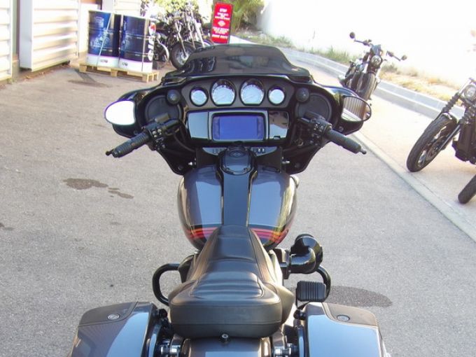 HARLEY-DAVIDSON TOURING STREET GLIDE 1923 CVO  4