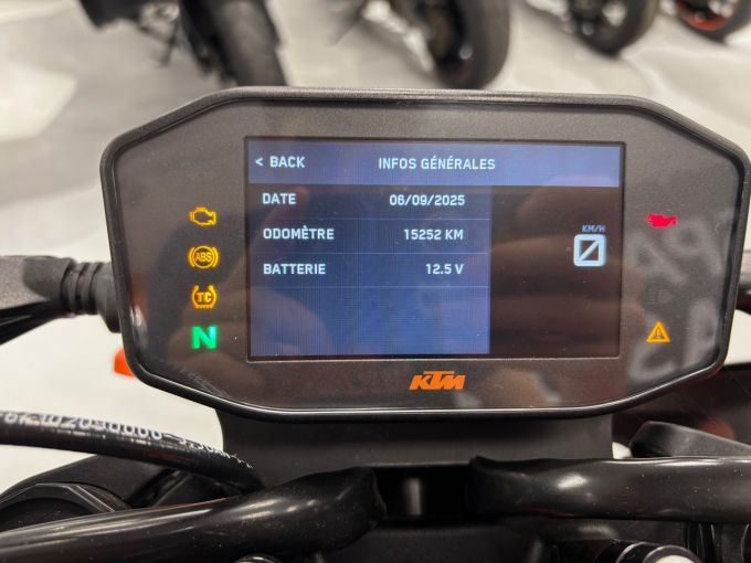 KTM 890 DUKE 4