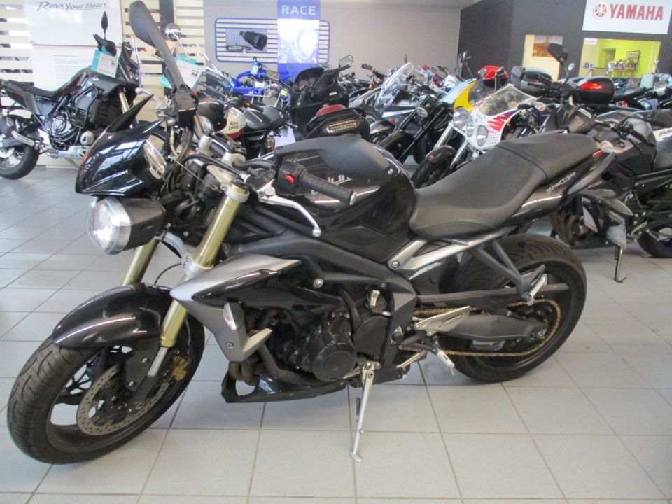 TRIUMPH STREET TRIPLE 675 4