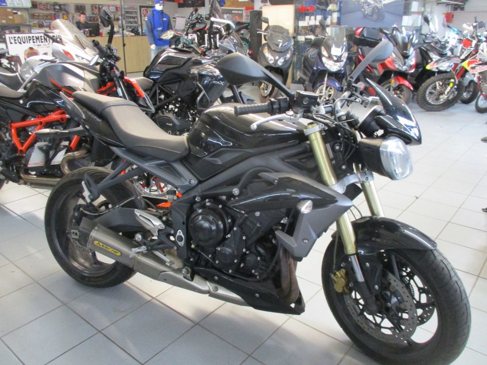 TRIUMPH STREET TRIPLE 675 4