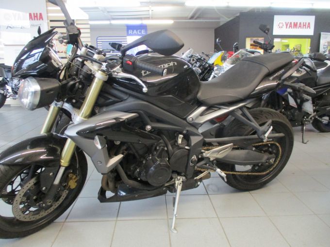 TRIUMPH STREET TRIPLE 675 4