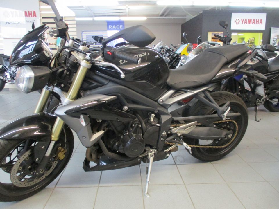 TRIUMPH STREET TRIPLE 675 4