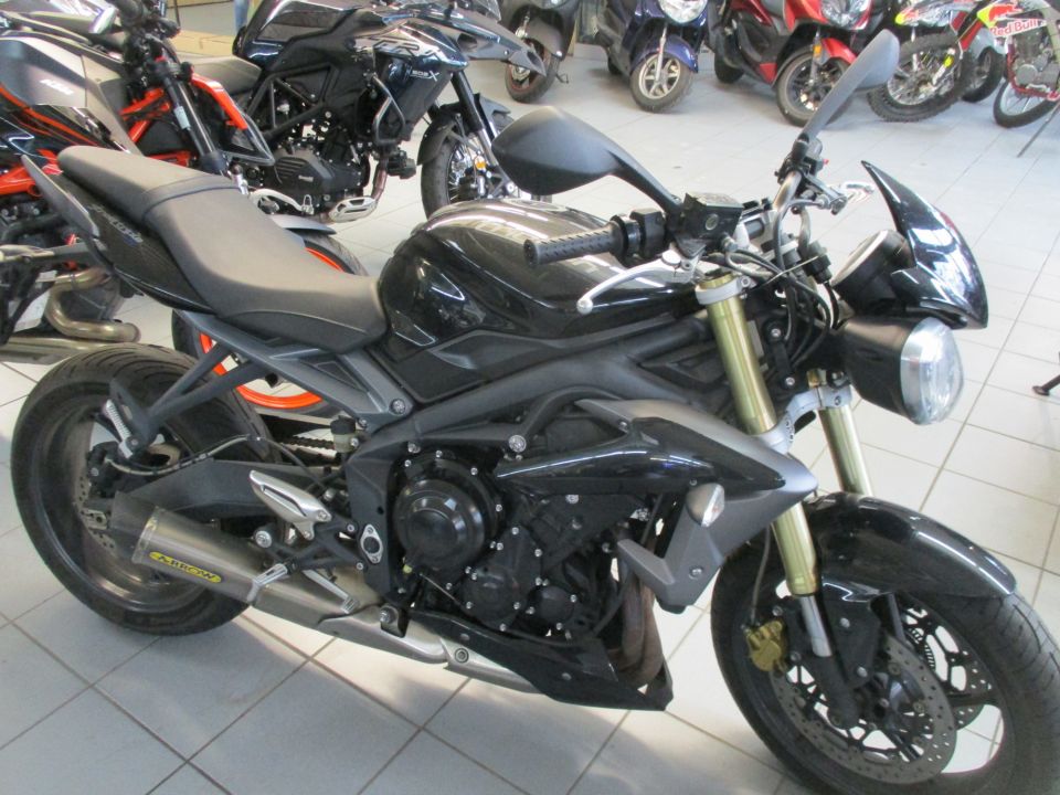 TRIUMPH STREET TRIPLE 675 4