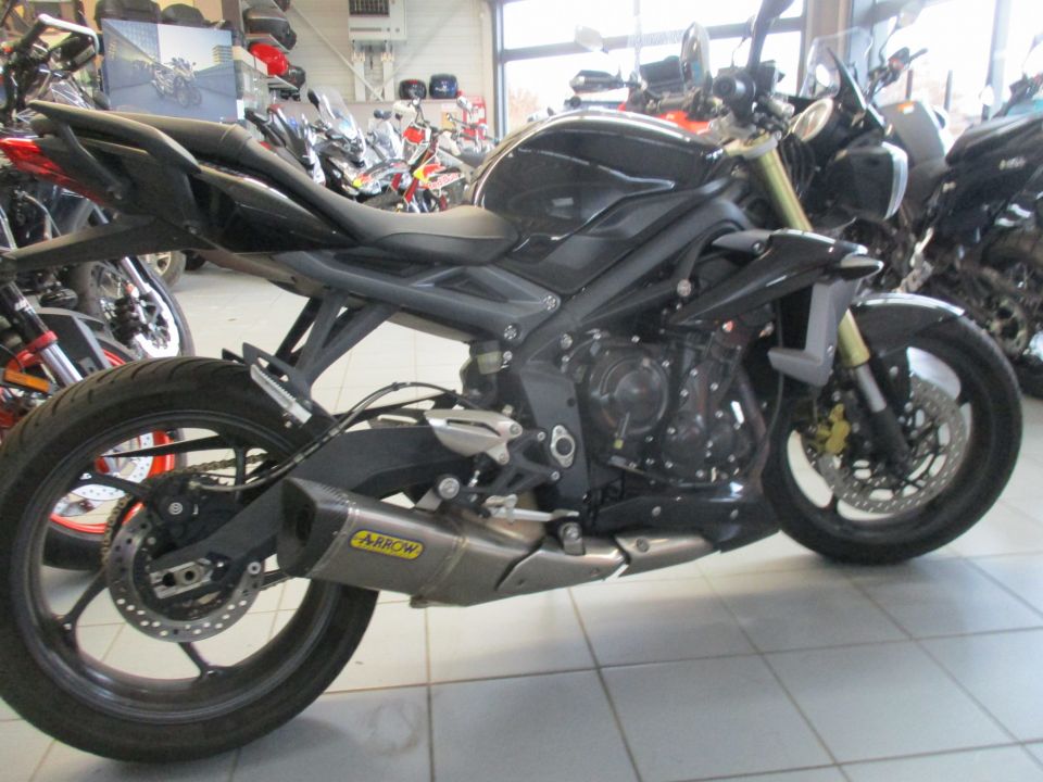 TRIUMPH STREET TRIPLE 675 4