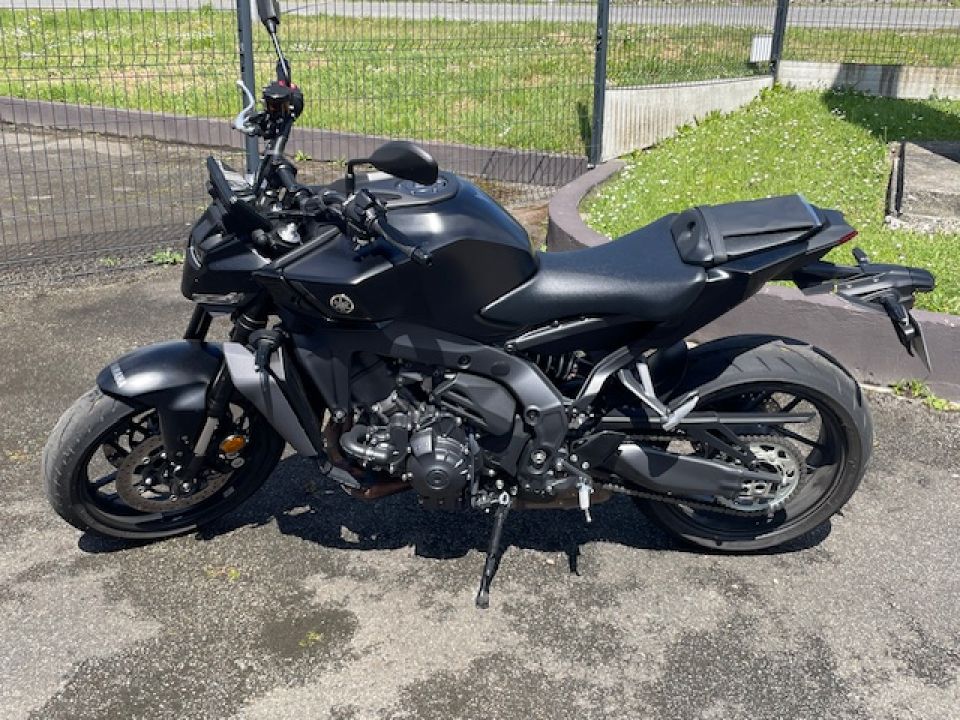 YAMAHA MT-09 4
