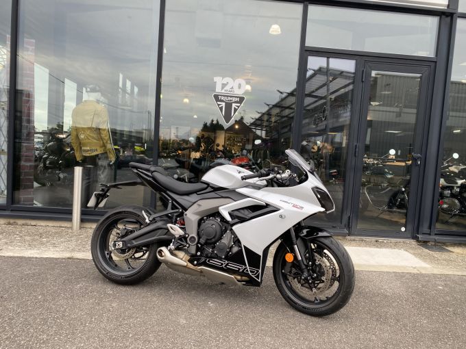 TRIUMPH 	DAYTONA 660 4