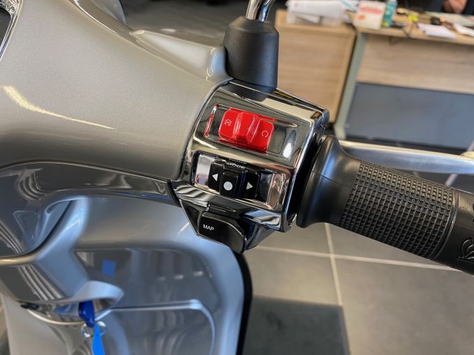 VESPA PRIMAVERA 125 4