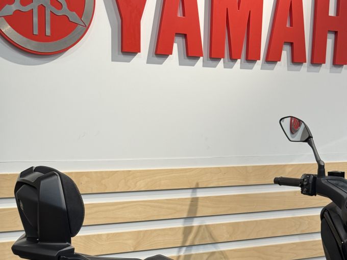 YAMAHA XMAX 300 Tech Max 4