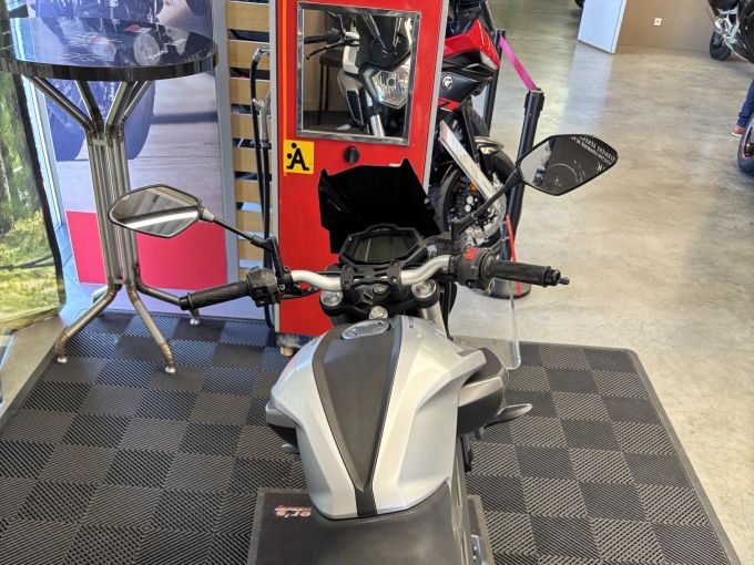 YAMAHA MT-125 4