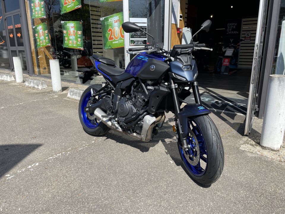 YAMAHA MT-07 4