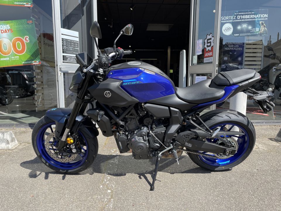 YAMAHA MT-07 4