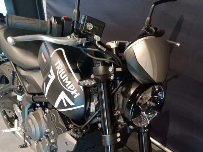 TRIUMPH TRIDENT 660 4