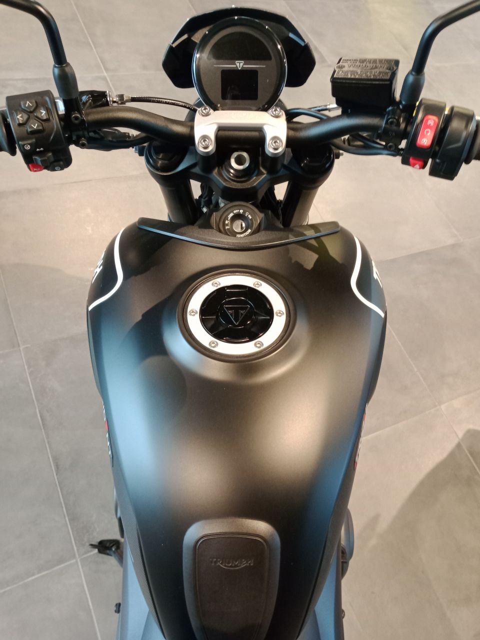 TRIUMPH TRIDENT 660 4