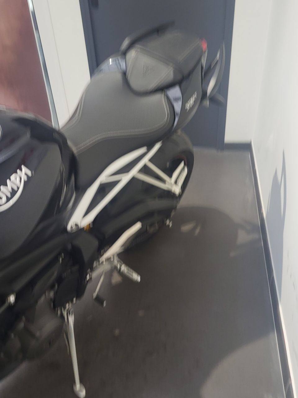 TRIUMPH STREET TRIPLE 675 RS 4