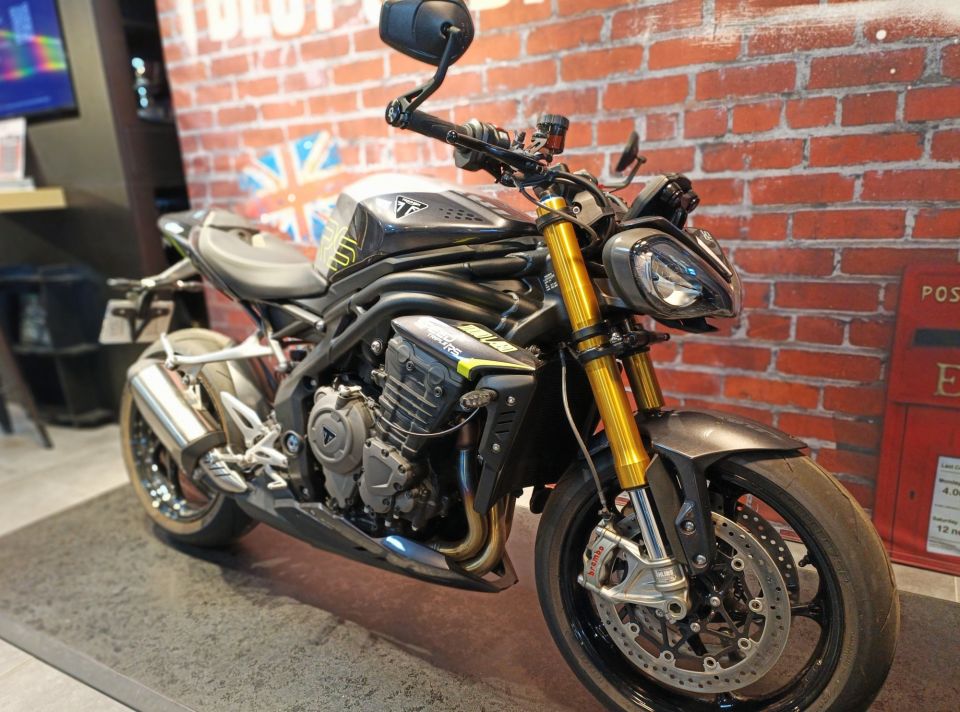 TRIUMPH SPEED TRIPLE 1200 RS 4