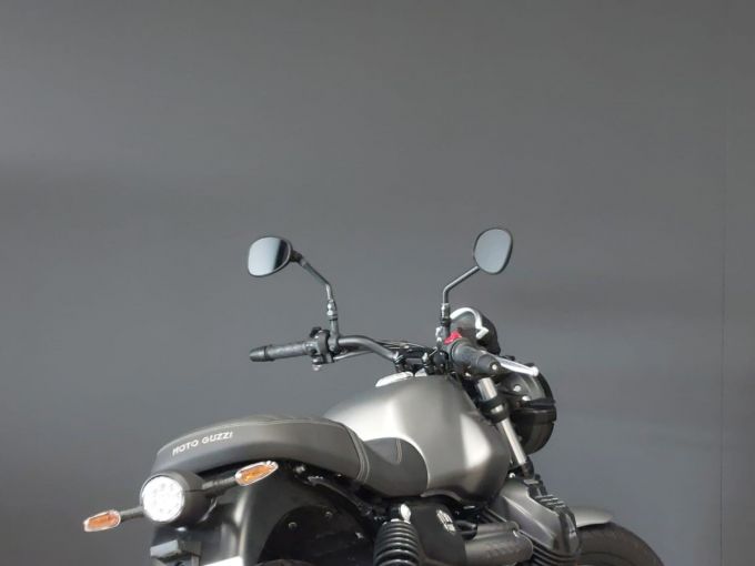 MOTO GUZZI V7 STONE 4