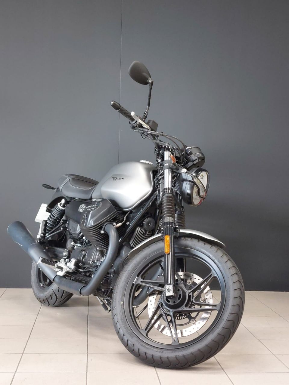 MOTO GUZZI V7 STONE 4