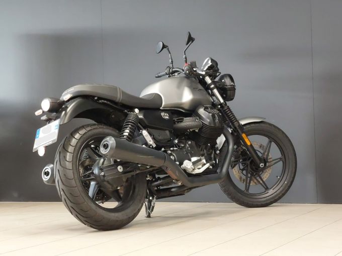 MOTO GUZZI V7 STONE 4