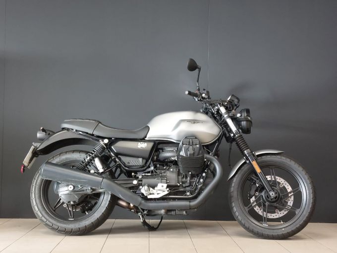 MOTO GUZZI V7 STONE 4