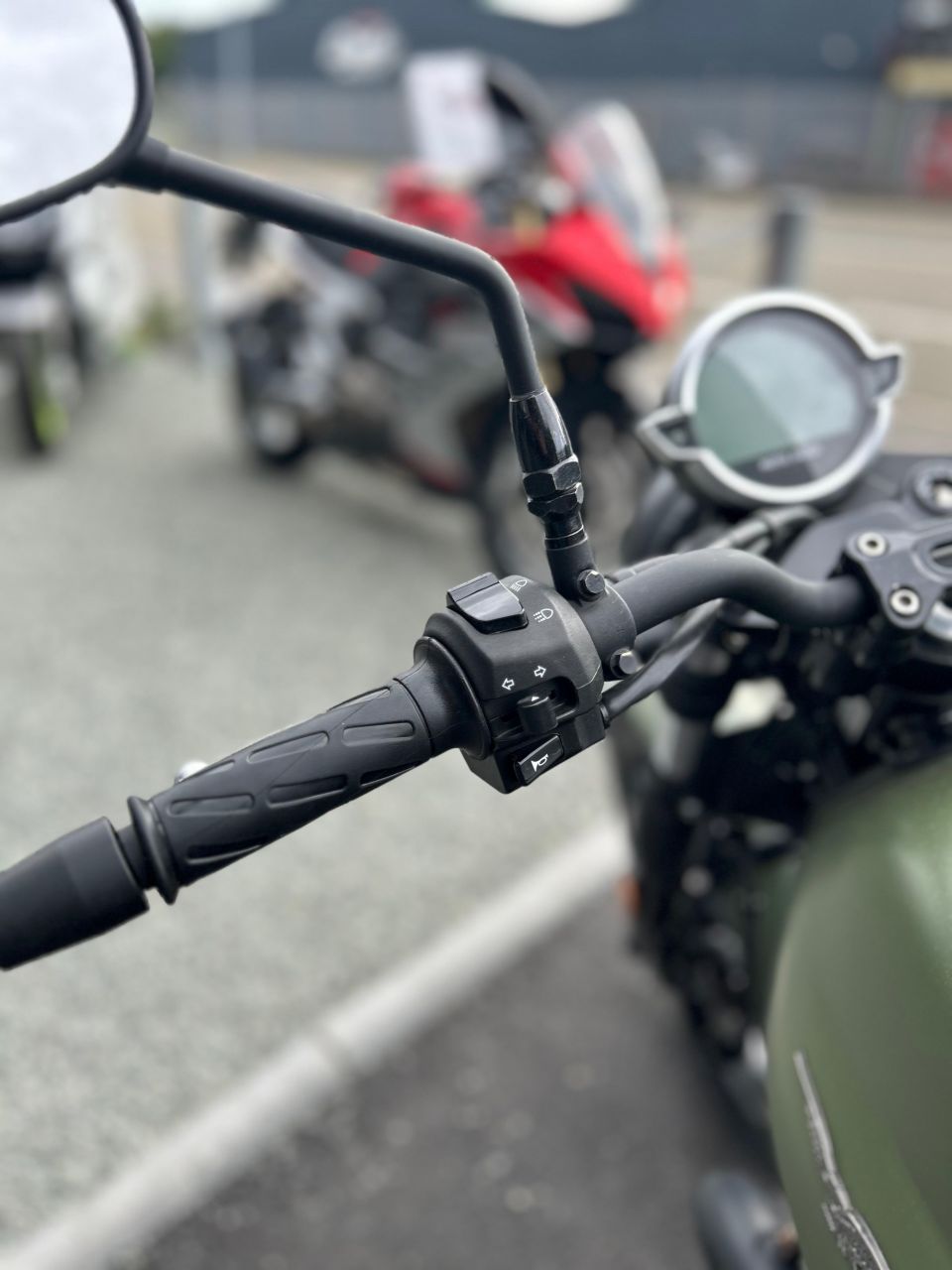 MOTO GUZZI V7 STONE 4