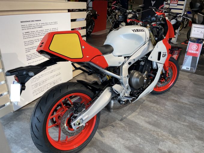 YAMAHA XSR 900 GP 4