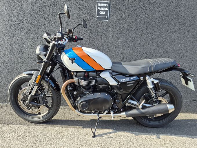 TRIUMPH SPEED TWIN 900 4