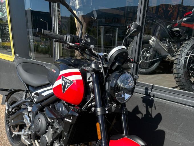 TRIUMPH TRIDENT 660 4
