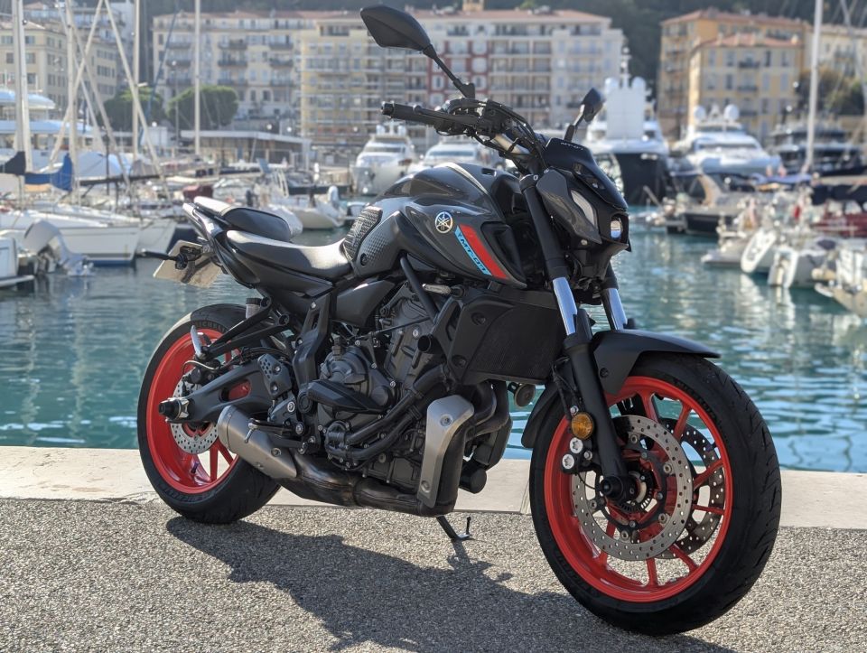 YAMAHA MT-07 4
