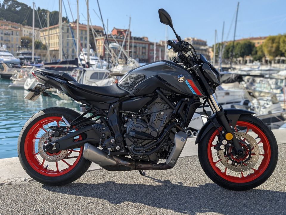 YAMAHA MT-07 4
