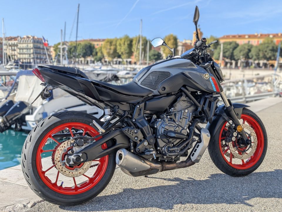 YAMAHA MT-07 4