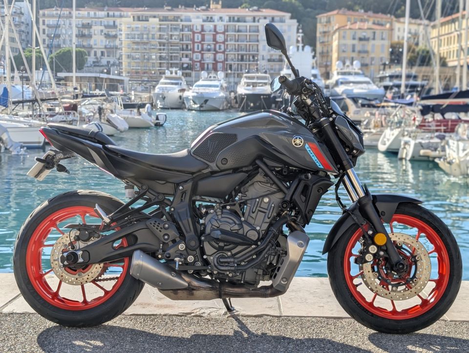YAMAHA MT-07 4