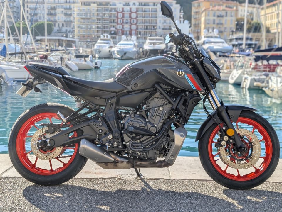 YAMAHA MT-07 4