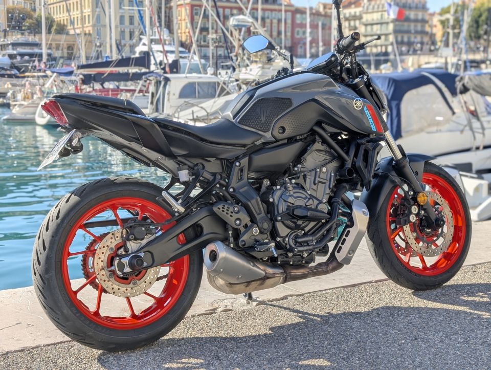 YAMAHA MT-07 4