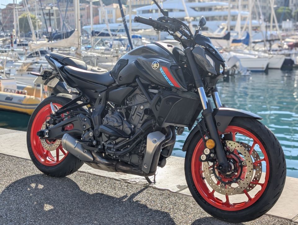 YAMAHA MT-07 4