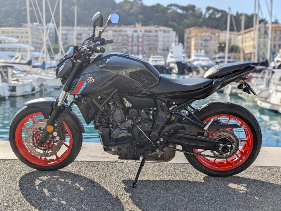 YAMAHA MT-07 4