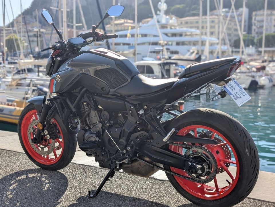 YAMAHA MT-07 4